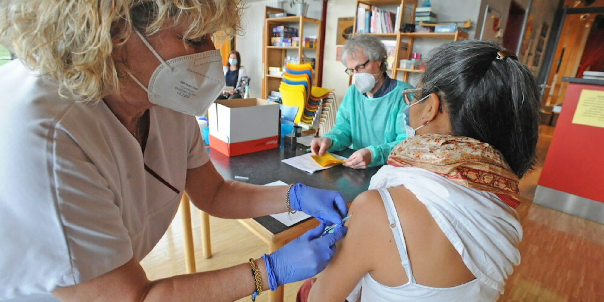 In einer von fünf Impfstraßen erhielt Caridad Quispe de Mergard von Tina Herrmanns-Gerlach und Dr. Hartmut Jürgensen ihre Impfdosis verabreicht.