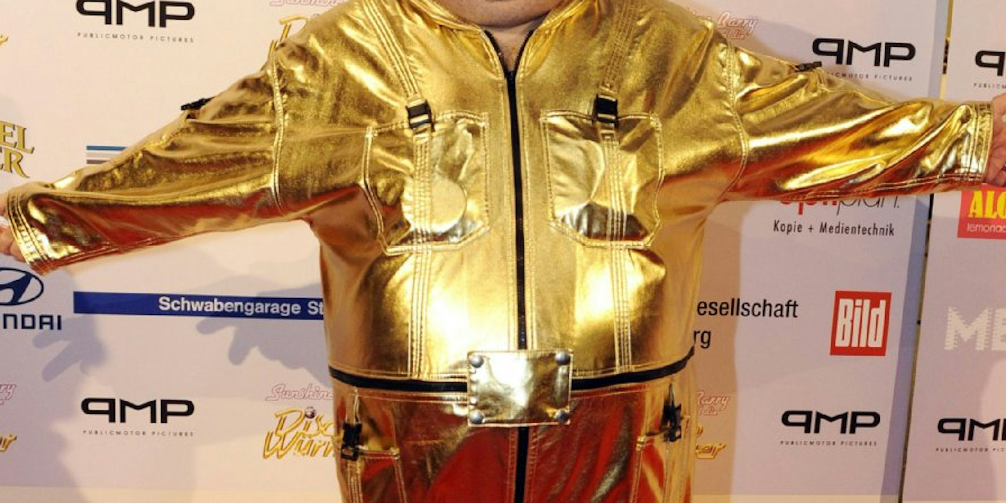 Kugelrund und schrill im goldenen Anzug: Dirk Bach 2009 bei einer Filmpremiere