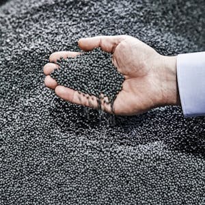 Das dunkle Granulat ist recycelter Kunststoff, der bei Jokey für die Produktion neuer Eimer genutzt wird.