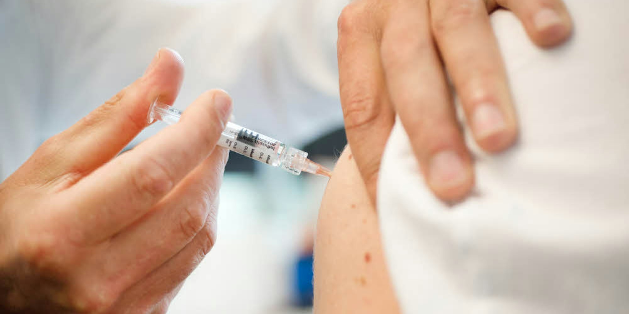 Gefährdete Personen sollten sich unbedingt gegen die Grippe impfen lassen.