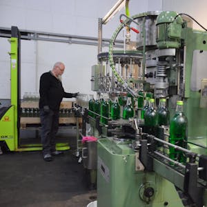 Leuchtend grün und äußerst beliebt ist der Waldmeisterlikör, den der Hersteller Flimm in Brühl produziert.