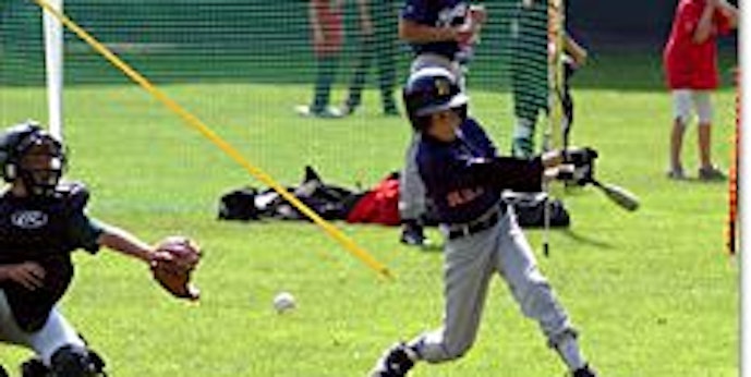 Viel Geschicklichkeit ist auf dem Baseball-Feld gefragt: Versagt der "Batter" mit seinem Schlagstock, hat der "Catcher" mit seinem großen Fanghandschuh gute Chancen.