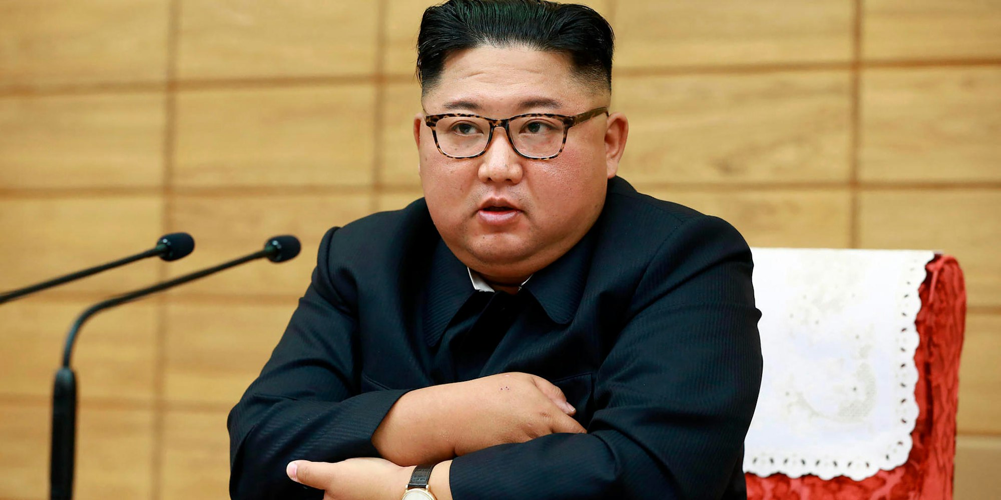 Kim Jong Un sitzt