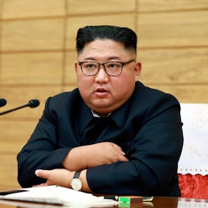 Kim Jong Un sitzt