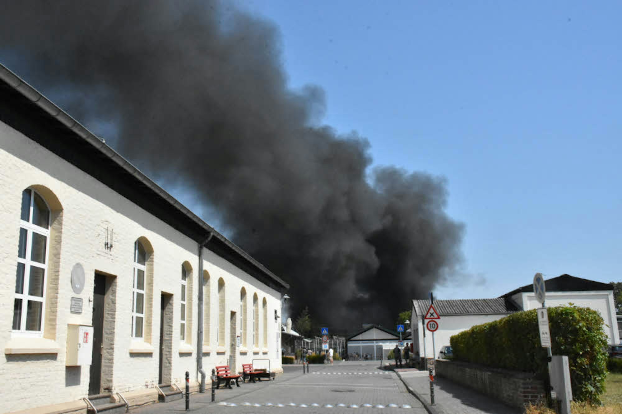 Der Brand wurde massiv mit Wasser bekämpft, auch ein Löschfahrzeug der Flughafenfeuerwehr kam zum Einsatz.