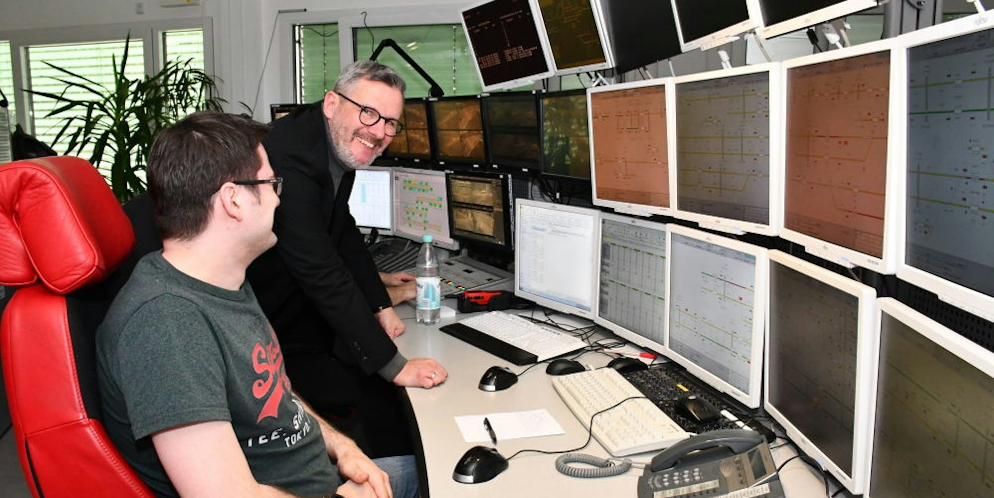 Auf eine Wand von Computerbildschirmen blicken die Fahrdienstleiter. Netzbetriebschef Günther Wischum (r.) achtet auf ein gutes Klima.