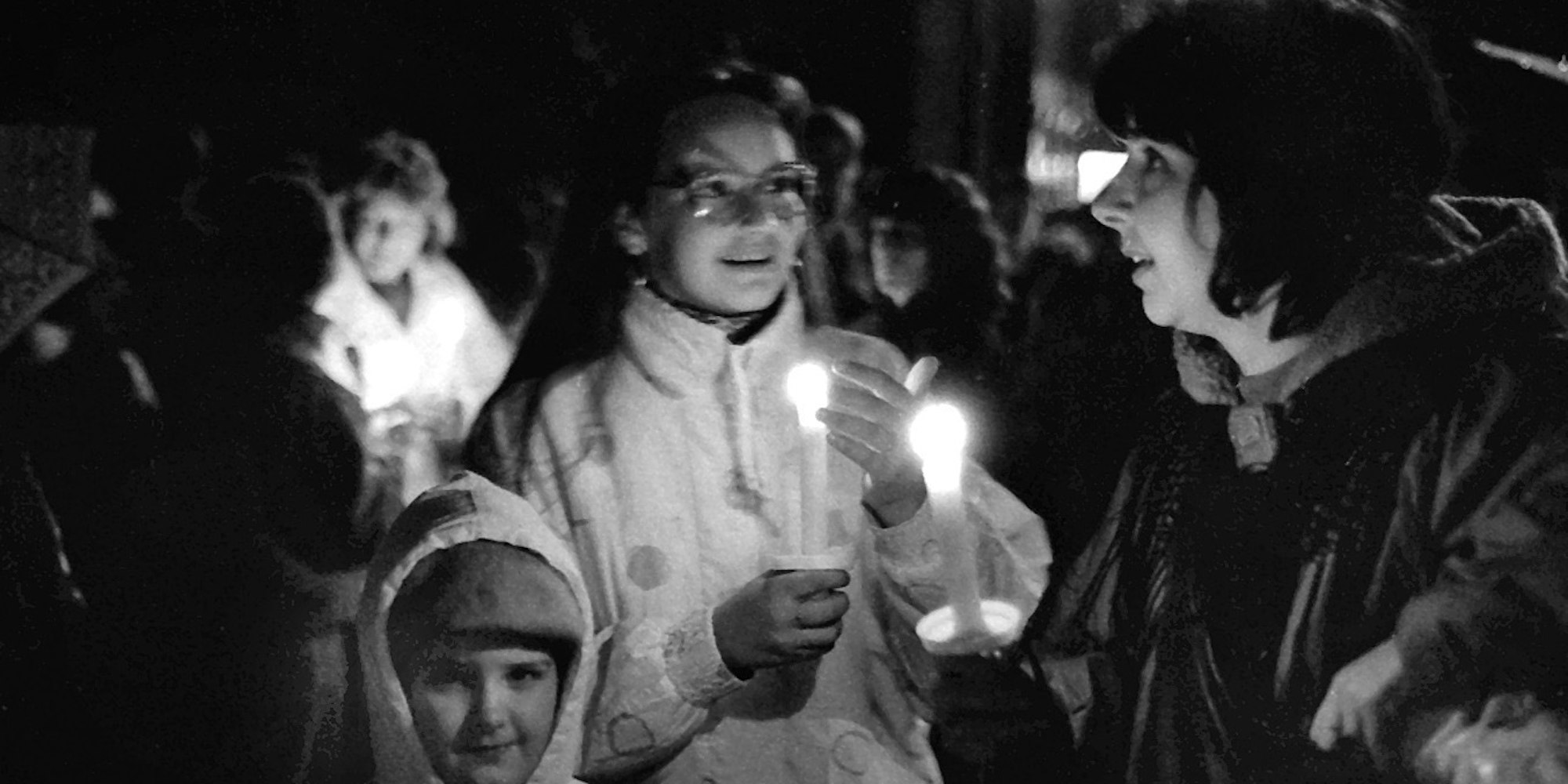 Mit Gebeten und Kerzen machten sich auch die jungen Leute auf.