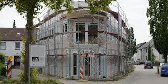Umstritten bei Anwohnern: Der Neubau an der Ecke Simonswiese/Stachelsgut ersetzt einen viel kleineren Altbau.