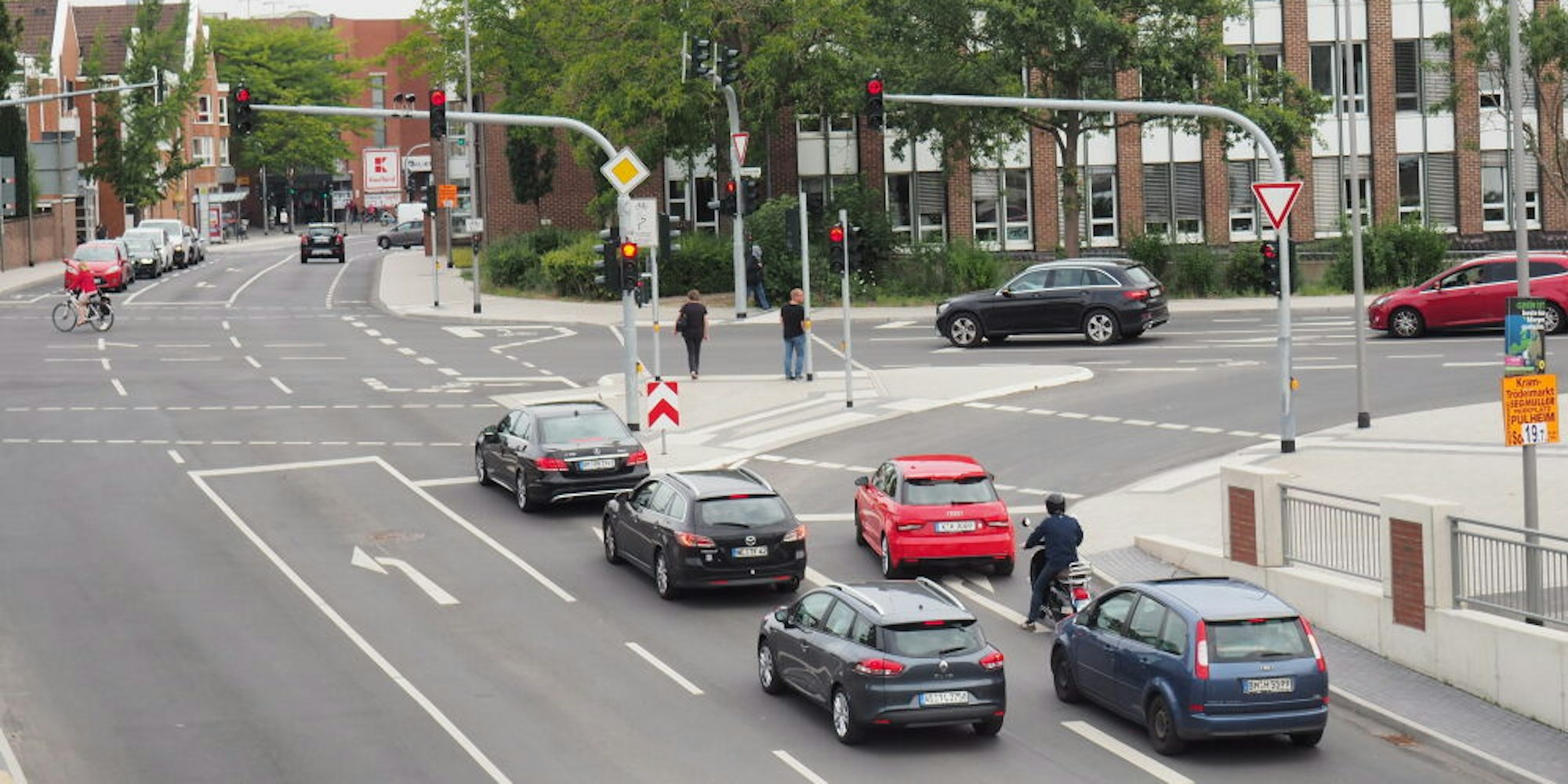Mehr Sicherheit für Fahrradfahrer und Fußgänger hat der Umbau der Rathauskreuzung gebracht. Mit Unterstützung von Experten möchte die Stadt weitere Gehwege sicherer machen.