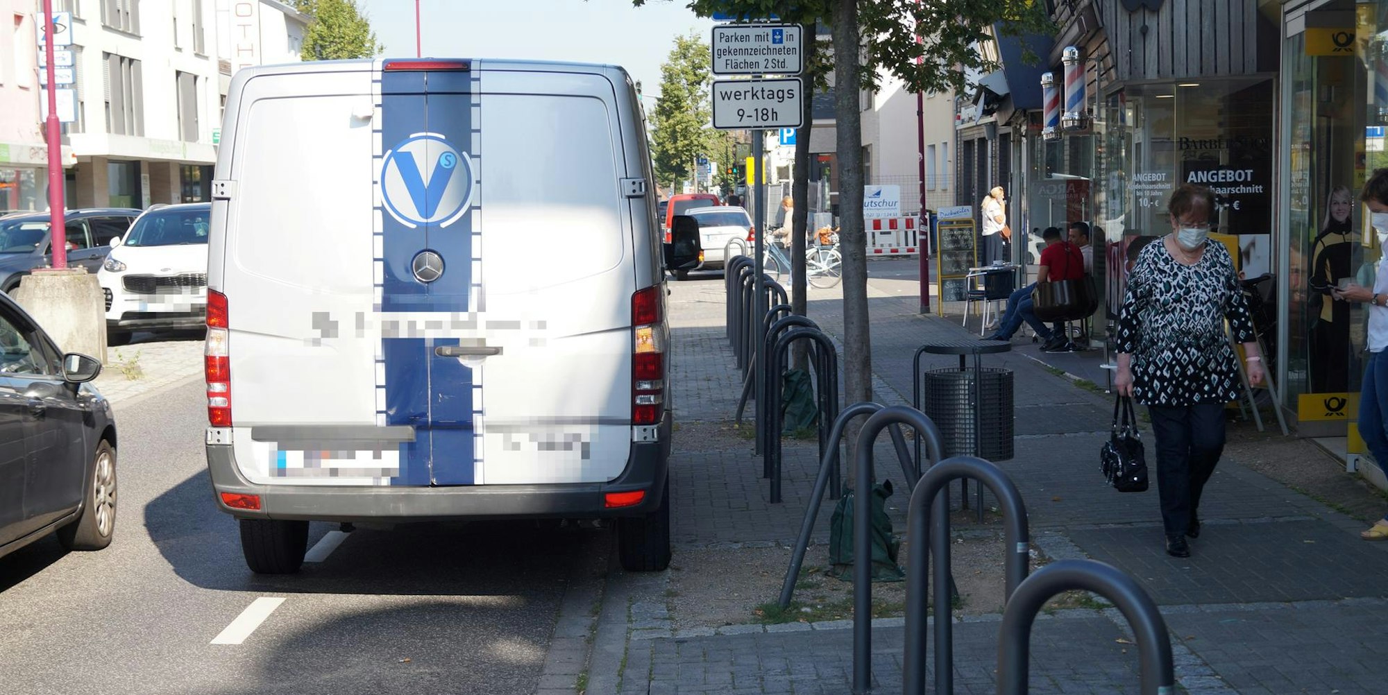 Fahrradpoller statt Auto-Parkplätze gibt es jetzt an der Kerpener Straße in Höhe der Post.