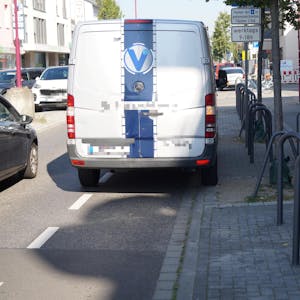 Fahrradpoller statt Auto-Parkplätze gibt es jetzt an der Kerpener Straße in Höhe der Post.