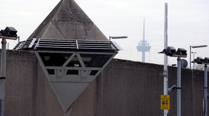 Außenmauer und Beobachtungskanzel der JVA in Köln-Ossendorf