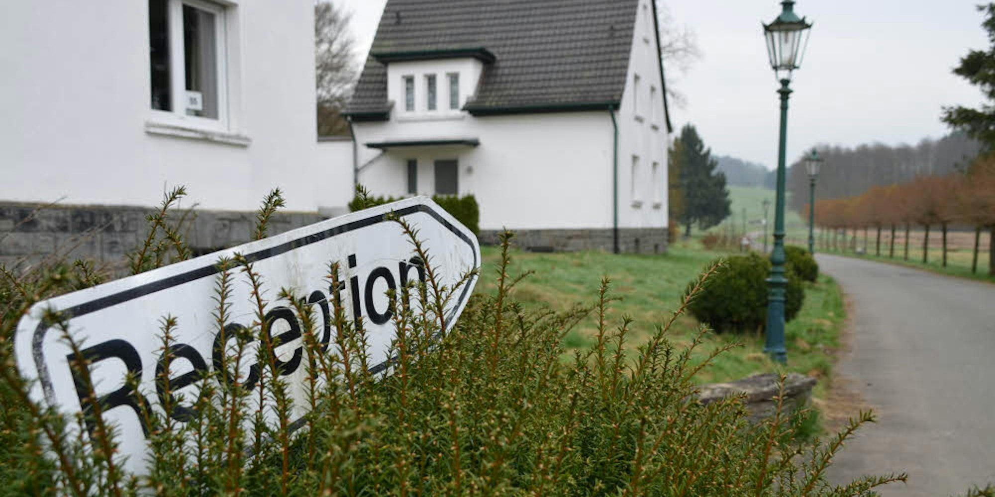 Noch weist ein Schild den Weg zum früheren Empfangsgebäude von Haus Bierenbach. Wie die Nümbrechter die neue „Gemeinschaft im Haus Bierenbach“ aufnehmen, wird sich zeigen.