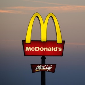 Insgesamt beteiligen sich zehn Filialen in Deutschland an dem Pfand-Test. Unser undatiertes Symbolfoto zeigt ein McDonald's-Logo.