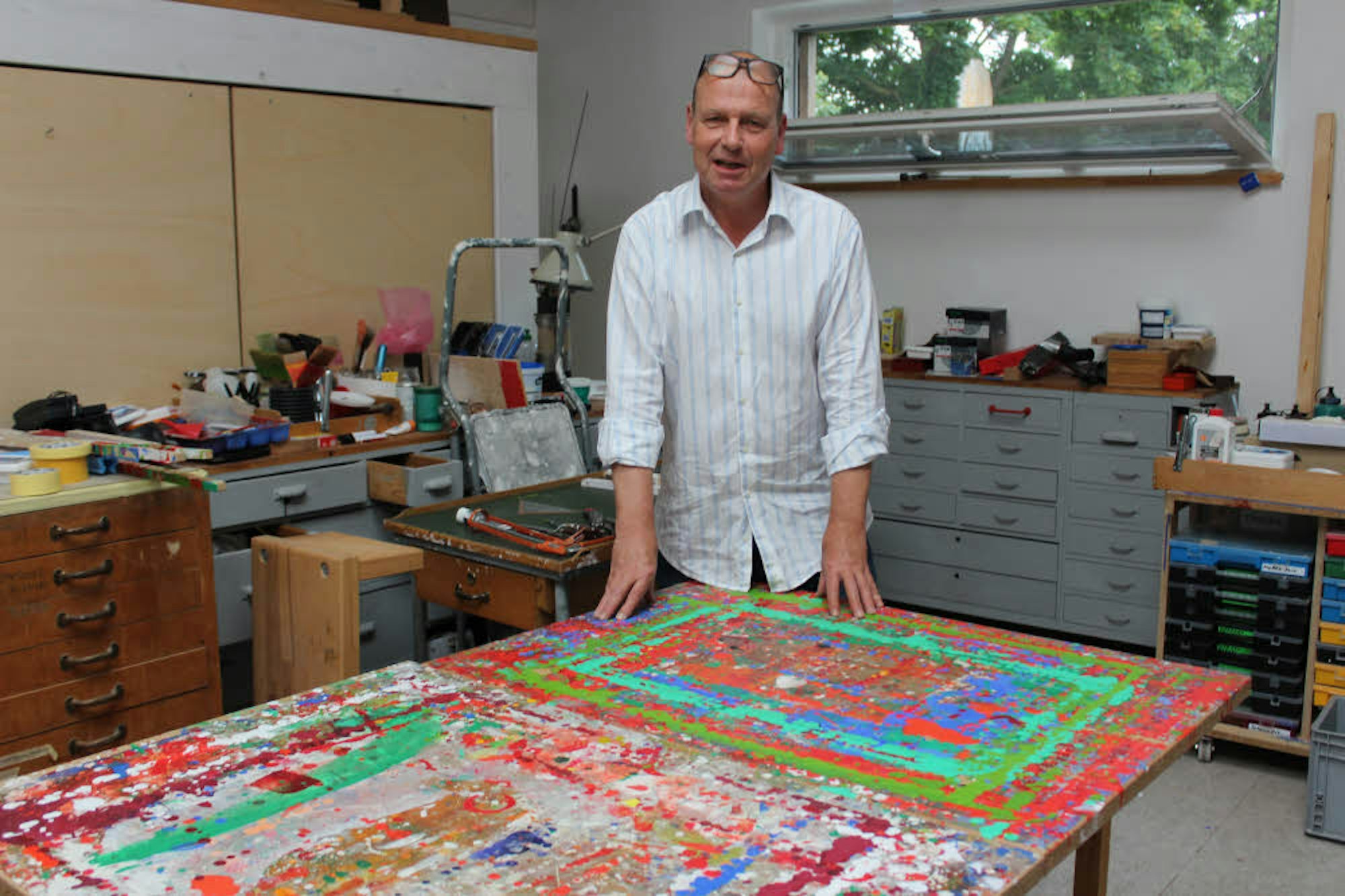 Viel Platz für seine zahlreichen Experimente bietet Markus Döhne das Atelier in Vochem.