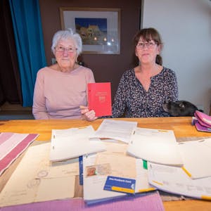 Der Ärger über die Postbank hat Gerda Renate Fries (l.) und ihre Tochter Laura Andrea Seifarth aus Bierenbachtal nicht nur Nerven gekostet, sondern auch einiges an Papier.