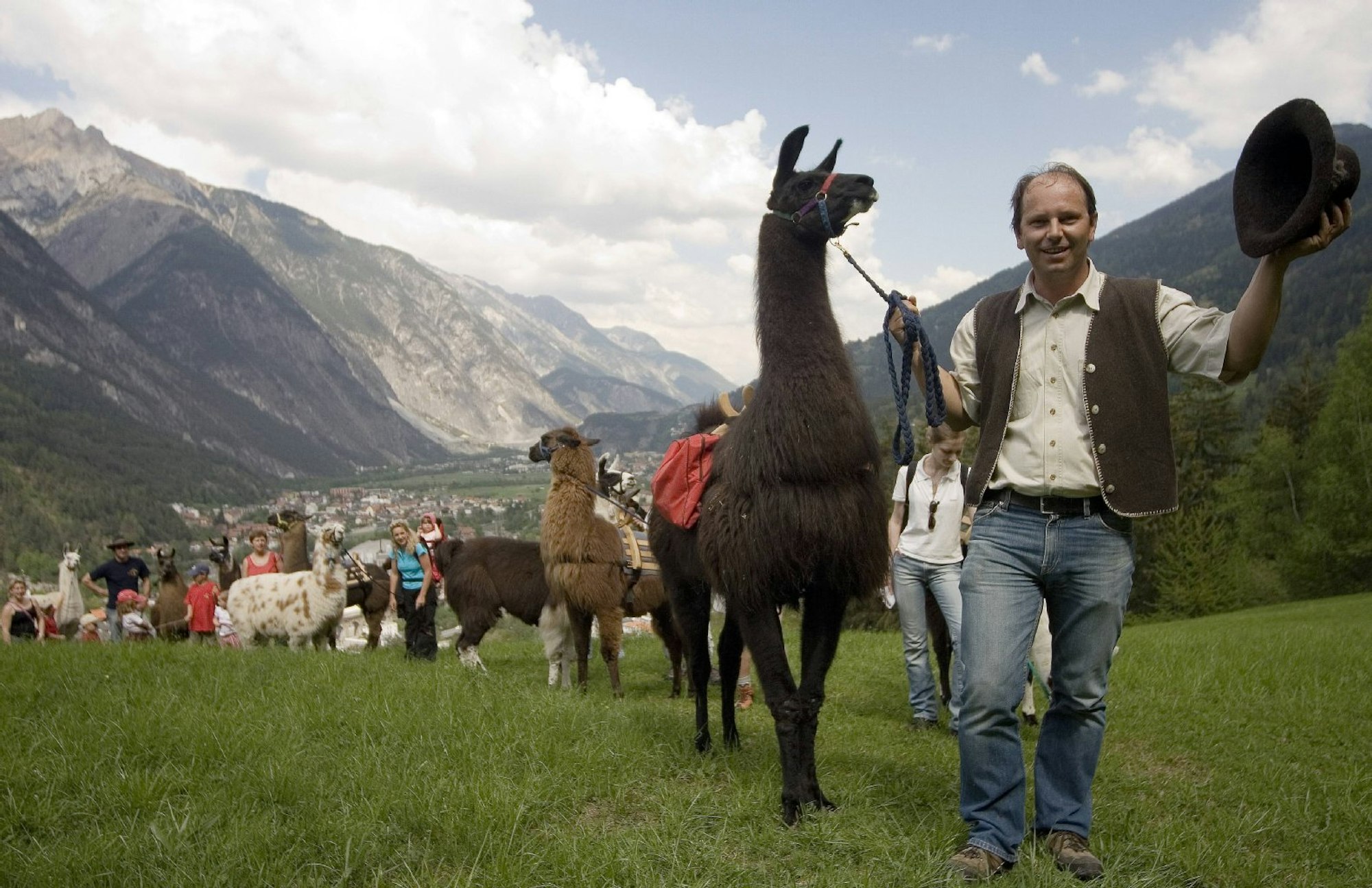 Hans Geißler ist ein Führer des Lama-Trekkings bei Landeck in Österreich.