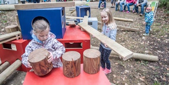 Eine Kletteroase der Marke Eigenbau errichteten die Kinder im Wildpark Reuschenberg unter den Augen ihrer mehr oder minder besorgten Eltern.