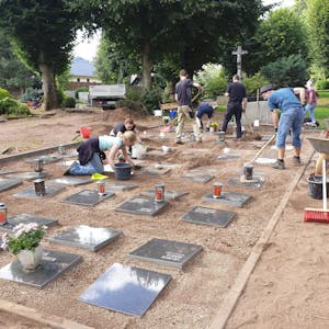 Zahlreiche Freiwillige halfen den Friedhof wiederherzustellen.