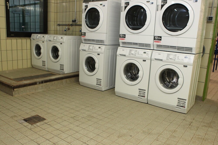 Fünf Waschmaschinen und Trockner stehen zur Verfügung.