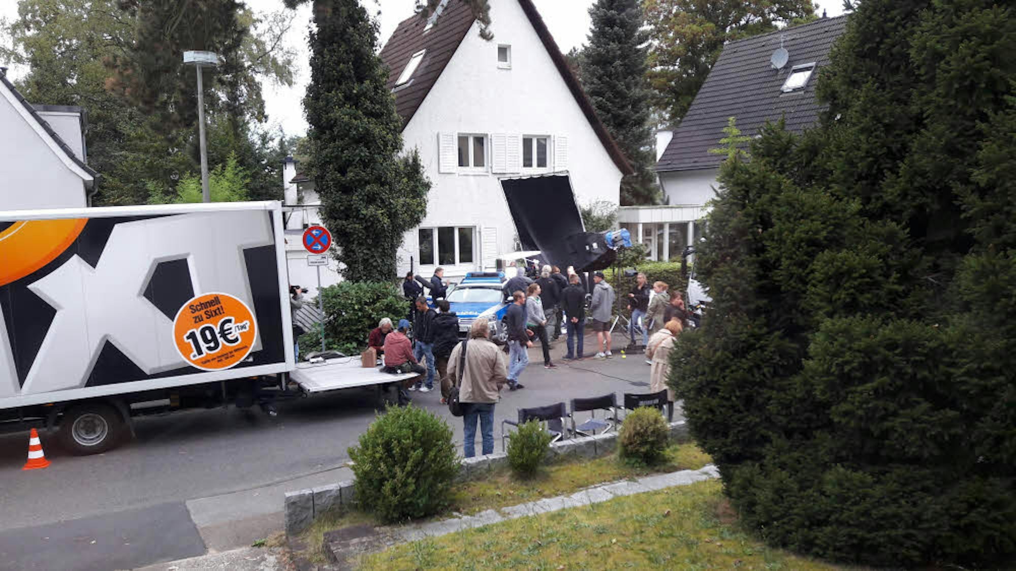 Miet-Lkw, ein Streifenwagen, Scheinwerfer und eine vielköpfige Film-Crew – Dreharbeiten an der Saarlauterner Straße.