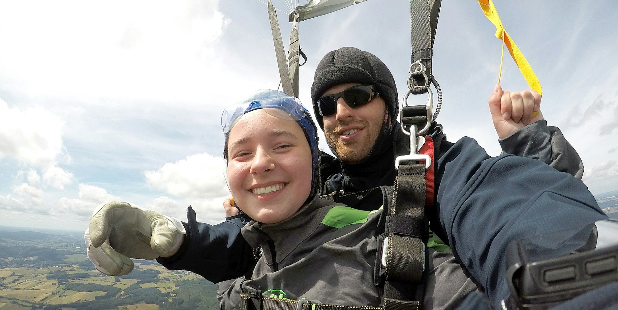 Fast schwerelos am Fallschirm: Leonita Salja mit Fallschirmspringer Björn Stürz über der Eifel.