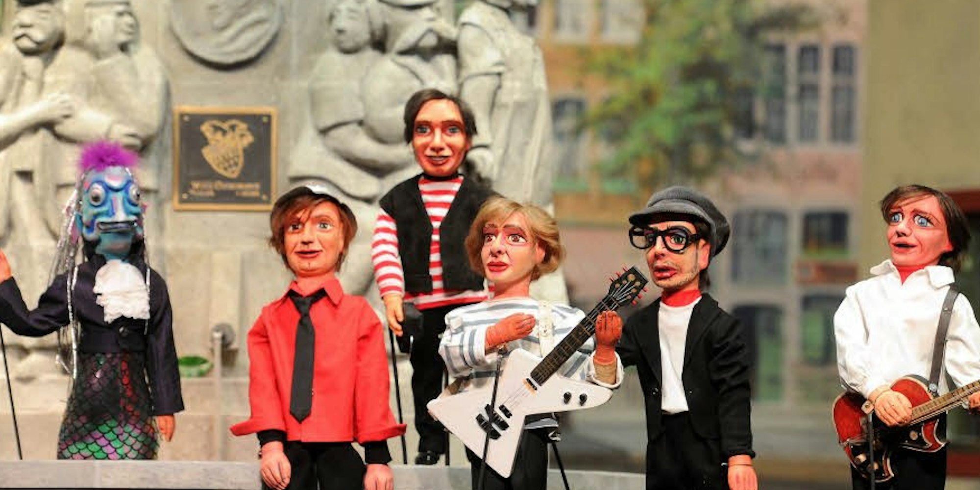 Die Stockpuppen-Versionen der Kasalla-Musiker aus dem Hänneschen-Theater spielen im Musikvideo zu „Stadt met K“ mit.