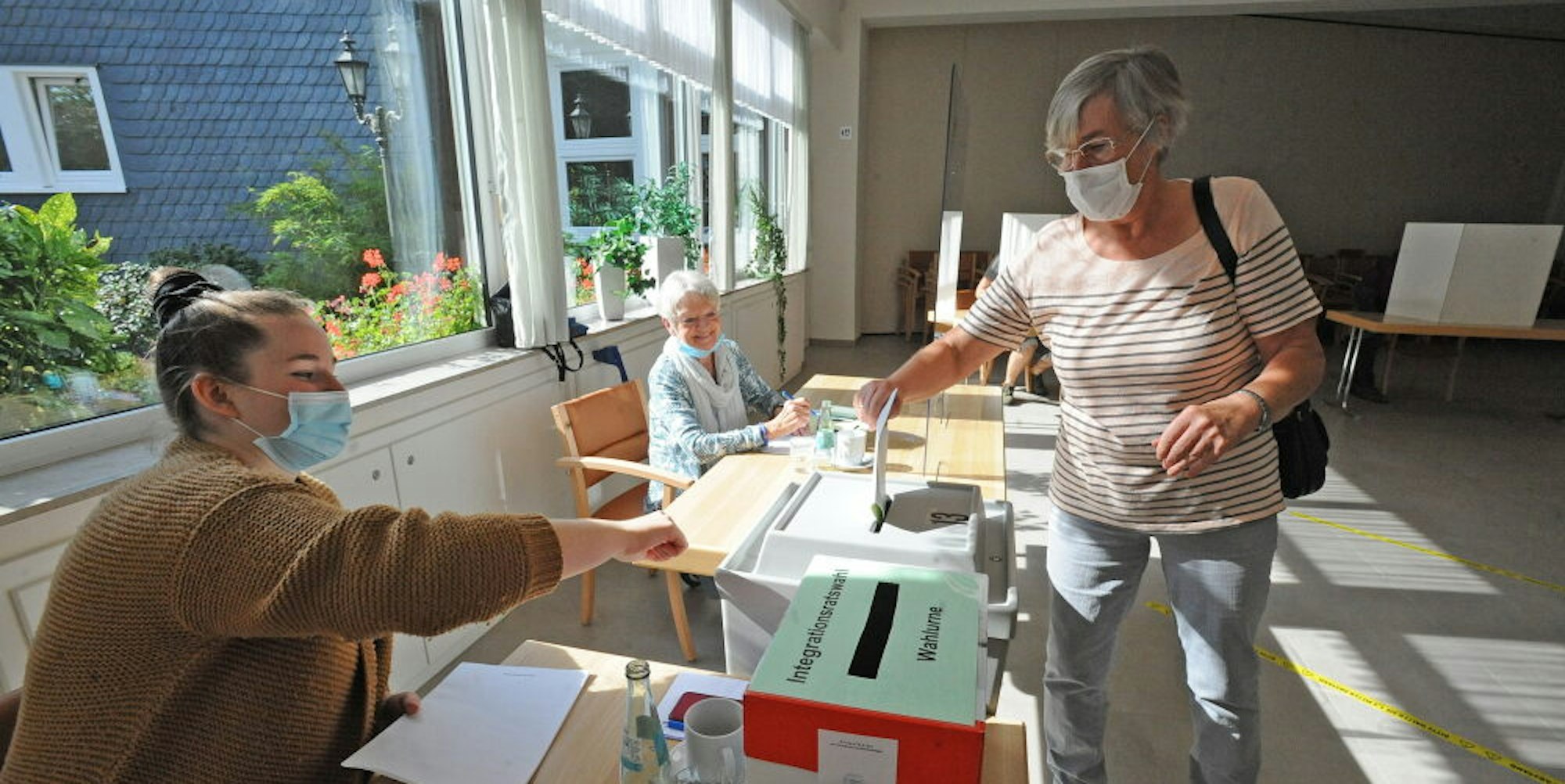 Stimmabgabe im Corona-Wahljahr mit Mundschutz im größten Leichlinger Wahllokal, dem Pilgerheim Weltersbach.