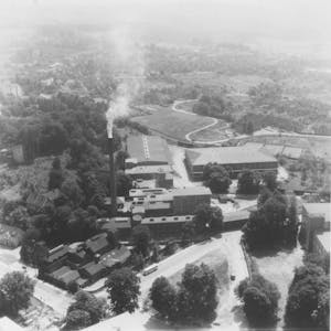 Der berühmte Kirchenbaumeister Dominikus Böhm entwarf das Kraftwerk der Firma Zanders, hier im Jahr 1957.