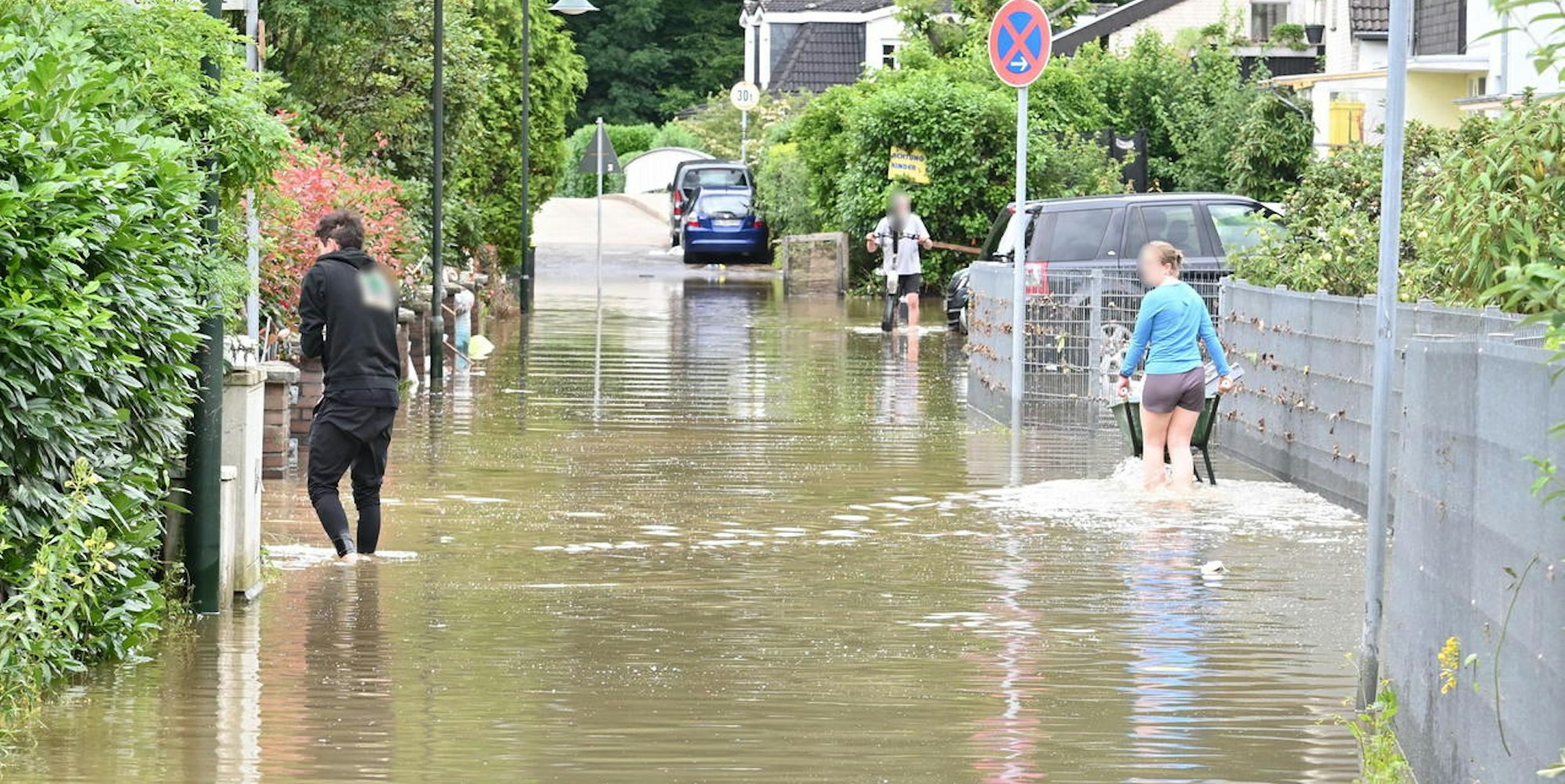 Die Straßen in Sülznähe in Hoffnungsthal wurden von der Flutkatastrophe im Juli 2021 besonders hart getroffen. Danach halfen sich die Nachbarn gegenseitig, ebenso wie viele Freiwillige.