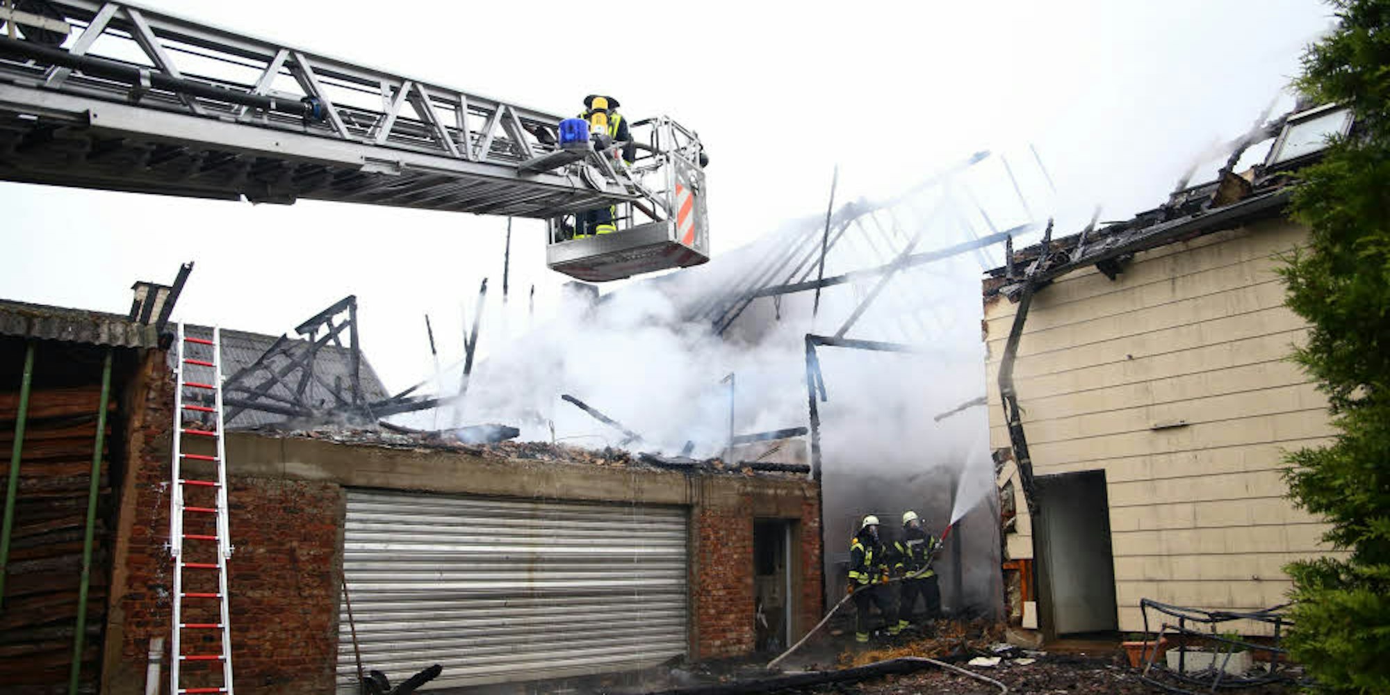 In der Scheune des Gebäudekomplexes, in der auch Stroh gelagert war, verbrannten unter anderem zwei Traktoren.