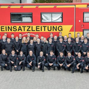 Neuer Jahrgang an Brandschützern und Notfallsanitätern: Von den 45 Auszubildenden sind 20 Brandschützer für Köln und 20 Notfallsanitäter.