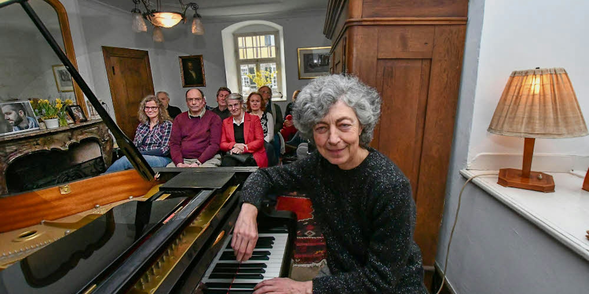 Im Wohnzimmer der Familie Pabst setzte sich Athina Poullidou ans Klavier und verzauberte ihre Zuhörer.