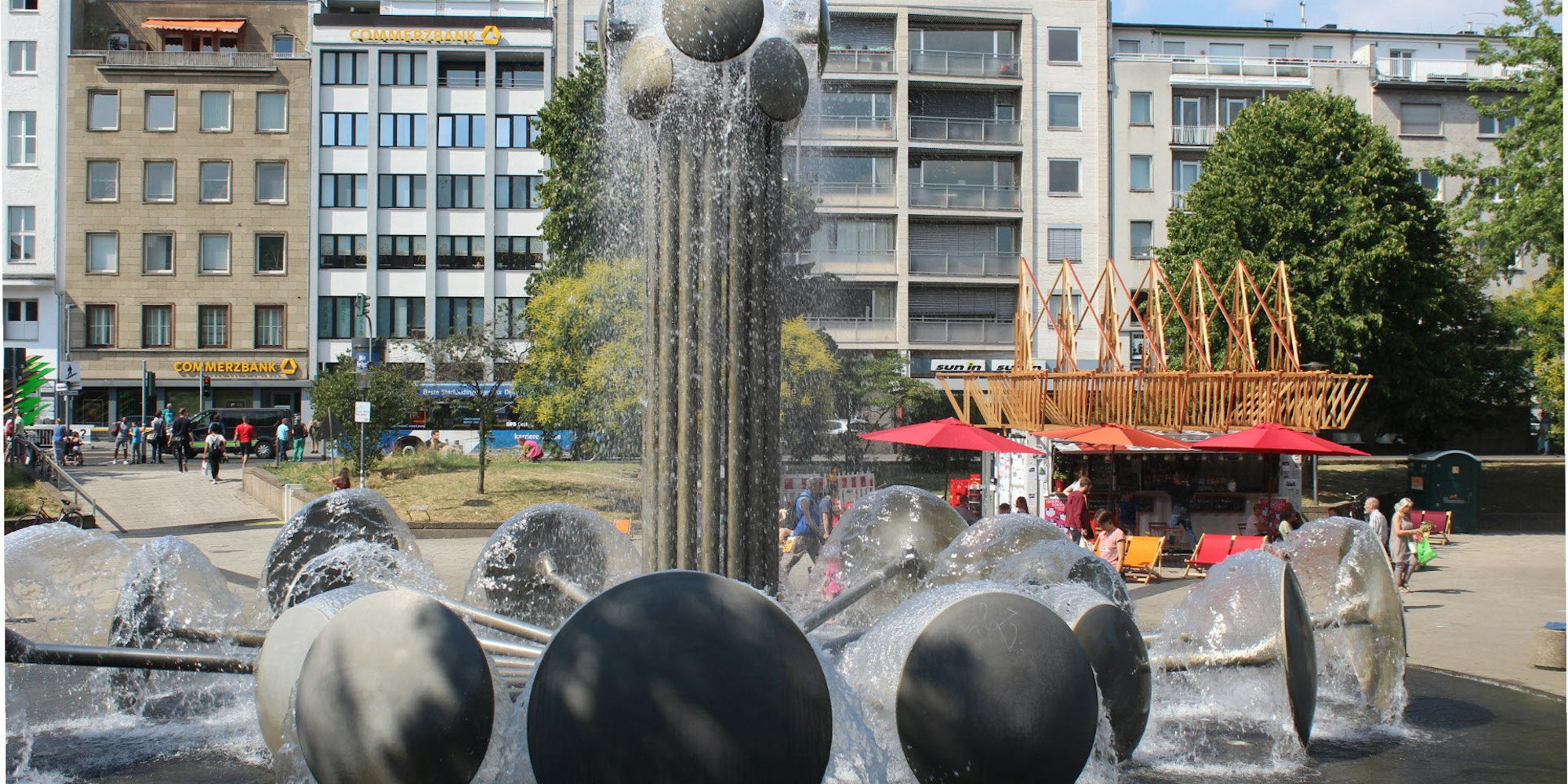 Einladend: Die neu eröffnete Strandbar am Brunnen auf dem Ebertplatz