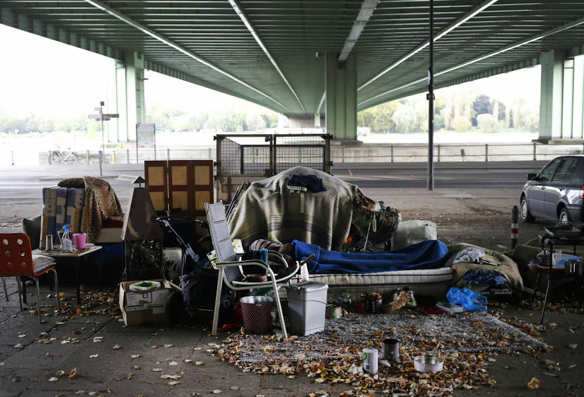 Ein Obdachlosen-Lager unter der Rodenkirchener Brücke.