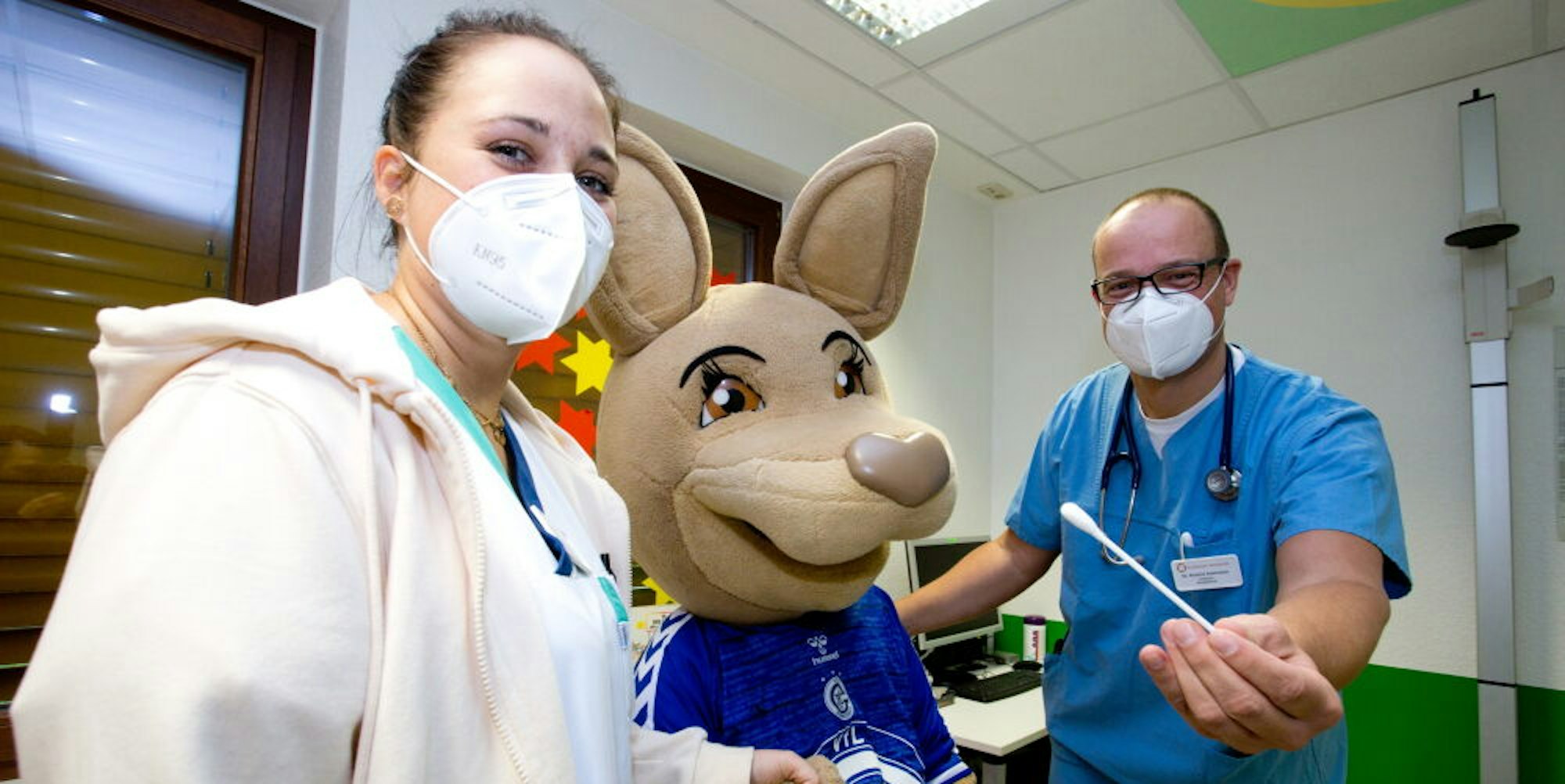 Vor der Geschenkübergabe testete Dr. Roland Adelmann, Chefarzt der Kinderklinik in Gummersbach, das VfL-Maskottchen Gummi auf Corona – natürlich im Känguru-Behandlungszimmer 5.