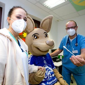 Vor der Geschenkübergabe testete Dr. Roland Adelmann, Chefarzt der Kinderklinik in Gummersbach, das VfL-Maskottchen Gummi auf Corona – natürlich im Känguru-Behandlungszimmer 5.