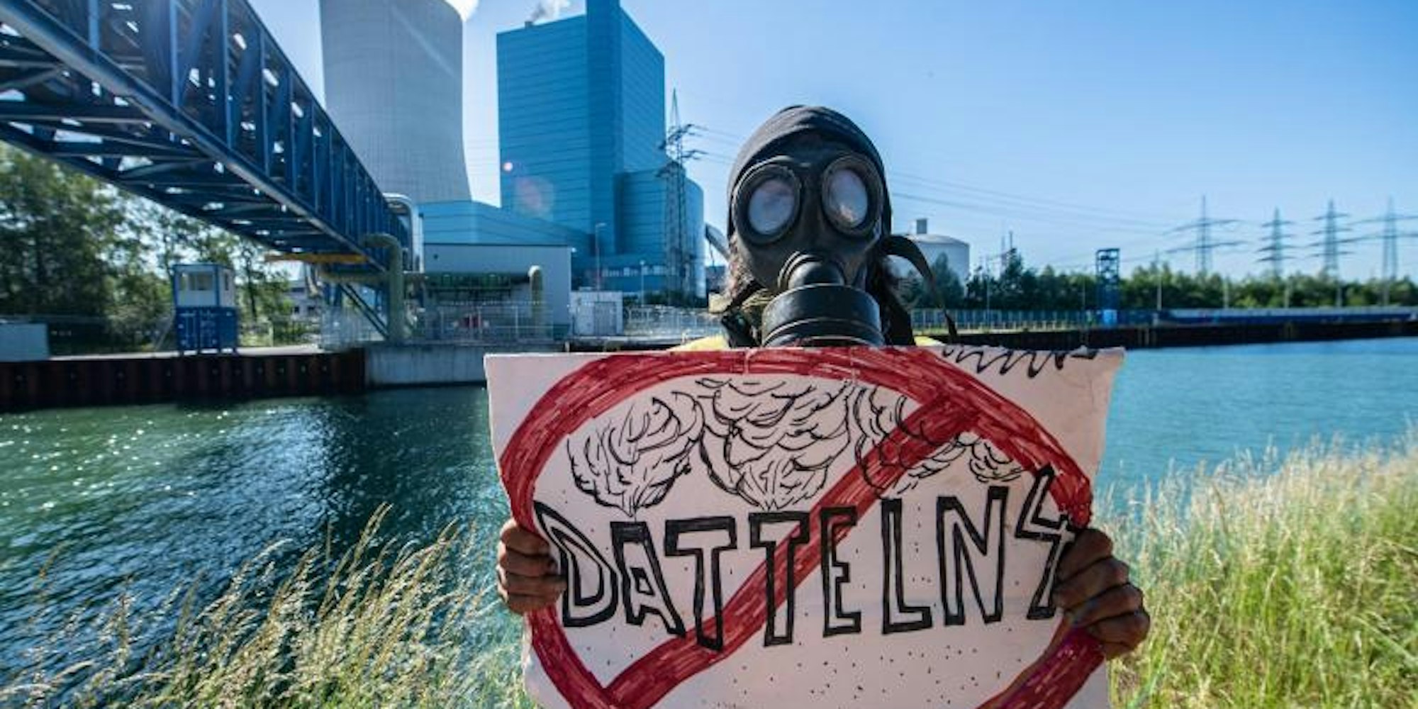 Im Bienenkostüm und mit Gasmaske protestiert ein Demonstrant gegen die Inbetriebnahme des Steinkohlekraftwerks Datteln 4.