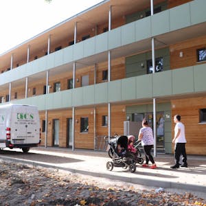 Die ersten Bewohner sind in den Holzbau in Habbelrath eingezogen. An der Klosterstraße stehen 18 Wohnungen zur Verfügung, elf sind bereits belegt.