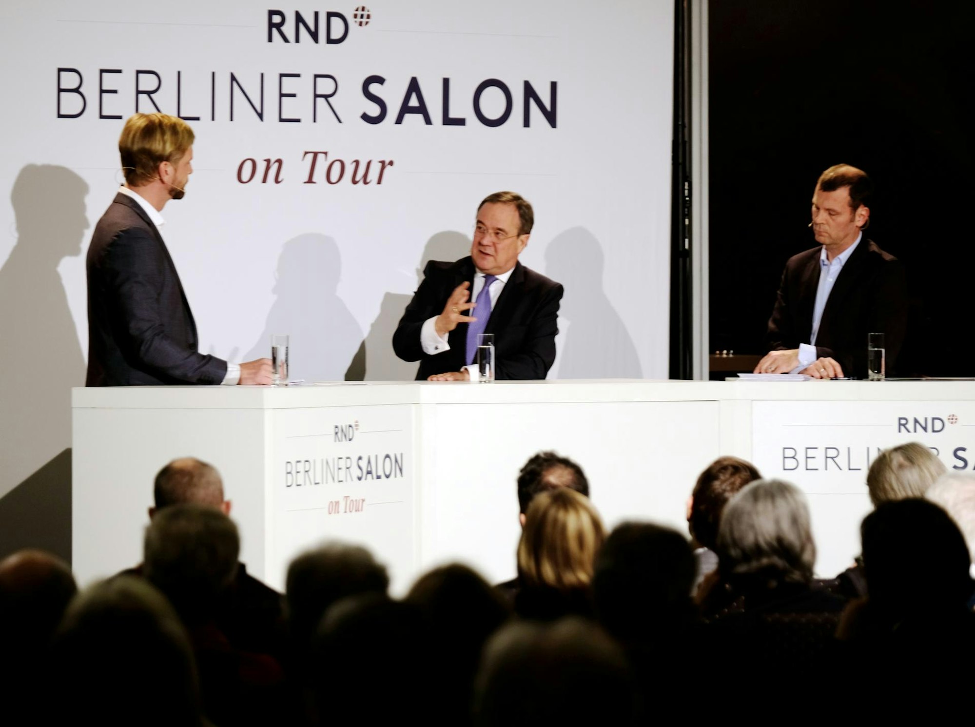 Gordon Repinski vom Redaktionsnetzwerk Deutschland, Armin Laschet und Carsten Fiedler, Chefredakteur des „Kölner Stadt-Anzeiger“ (von links).