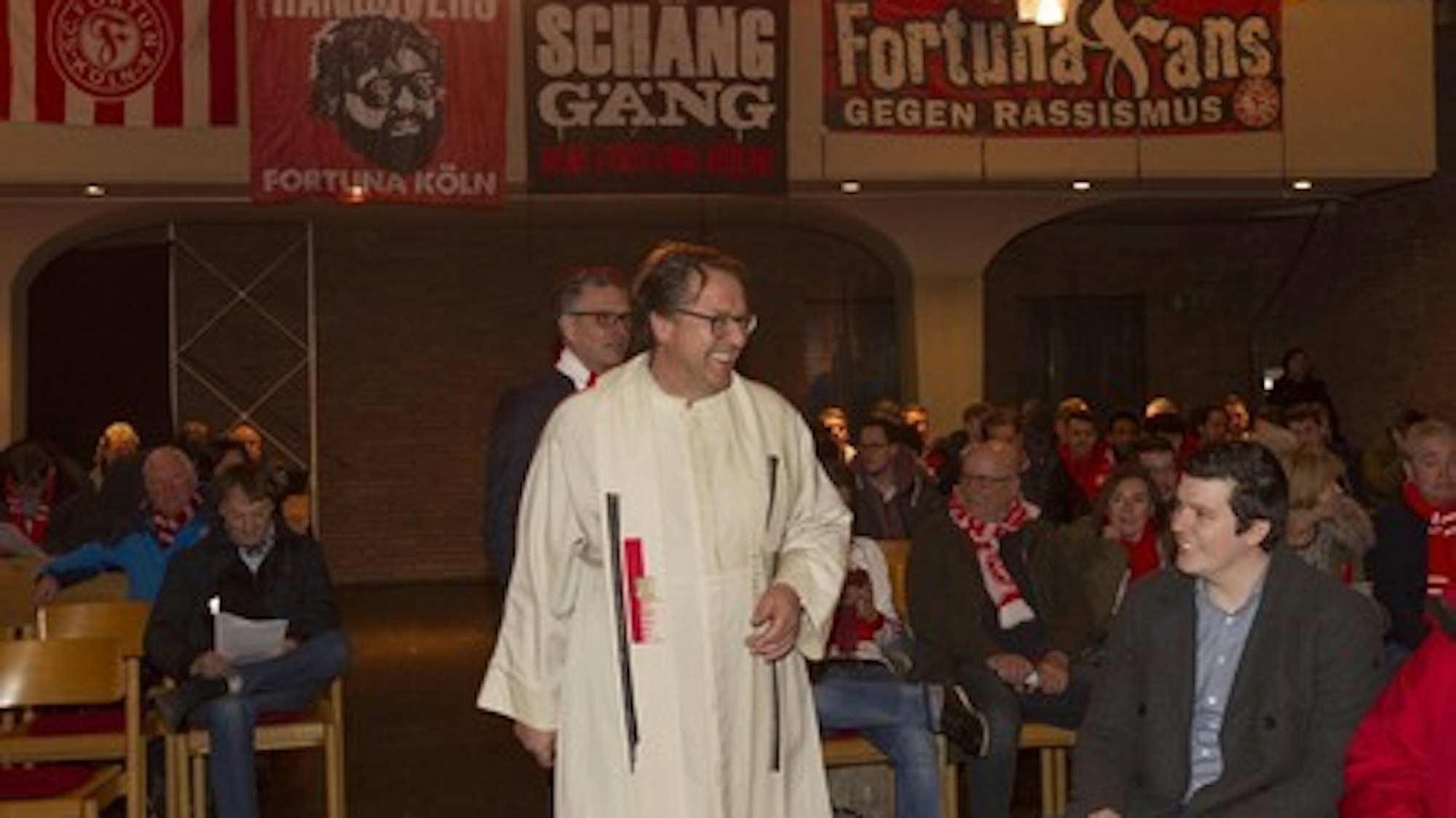 Der ehemalige Südstadt-Pfarrer steht in der Lutherkirche und lacht einen Gottesdienstbesucher an.