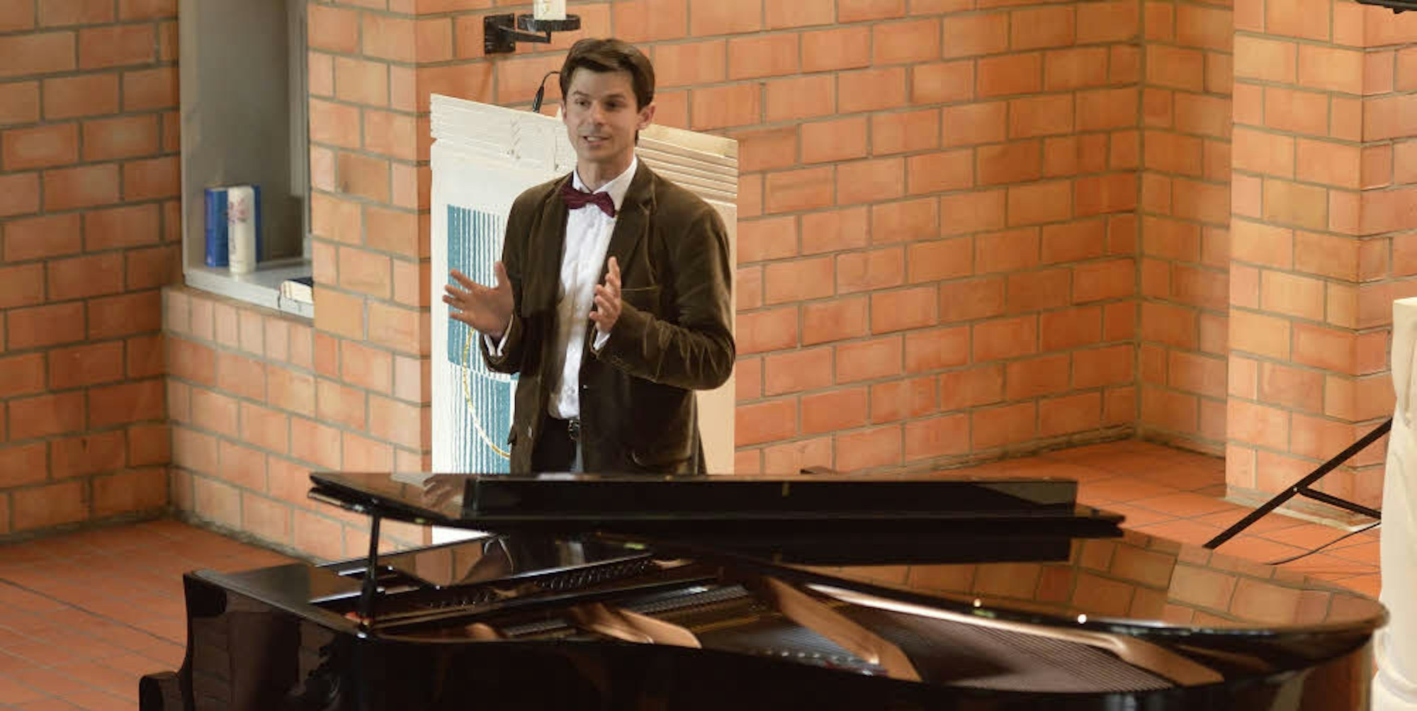 Den Pianisten Roman Salyutov hatte die Gemeinde vor der Anschaffung um seinen Rat gebeten. Er sprach sich für das jetzt erworbene Instrument aus und stellte es auch vor.