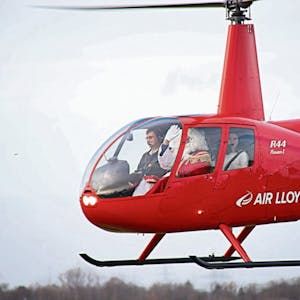 Aus dem Hubschrauber grüßte der Nikolaus bereits vor der Landung auf dem Flugplatz Hangelar.