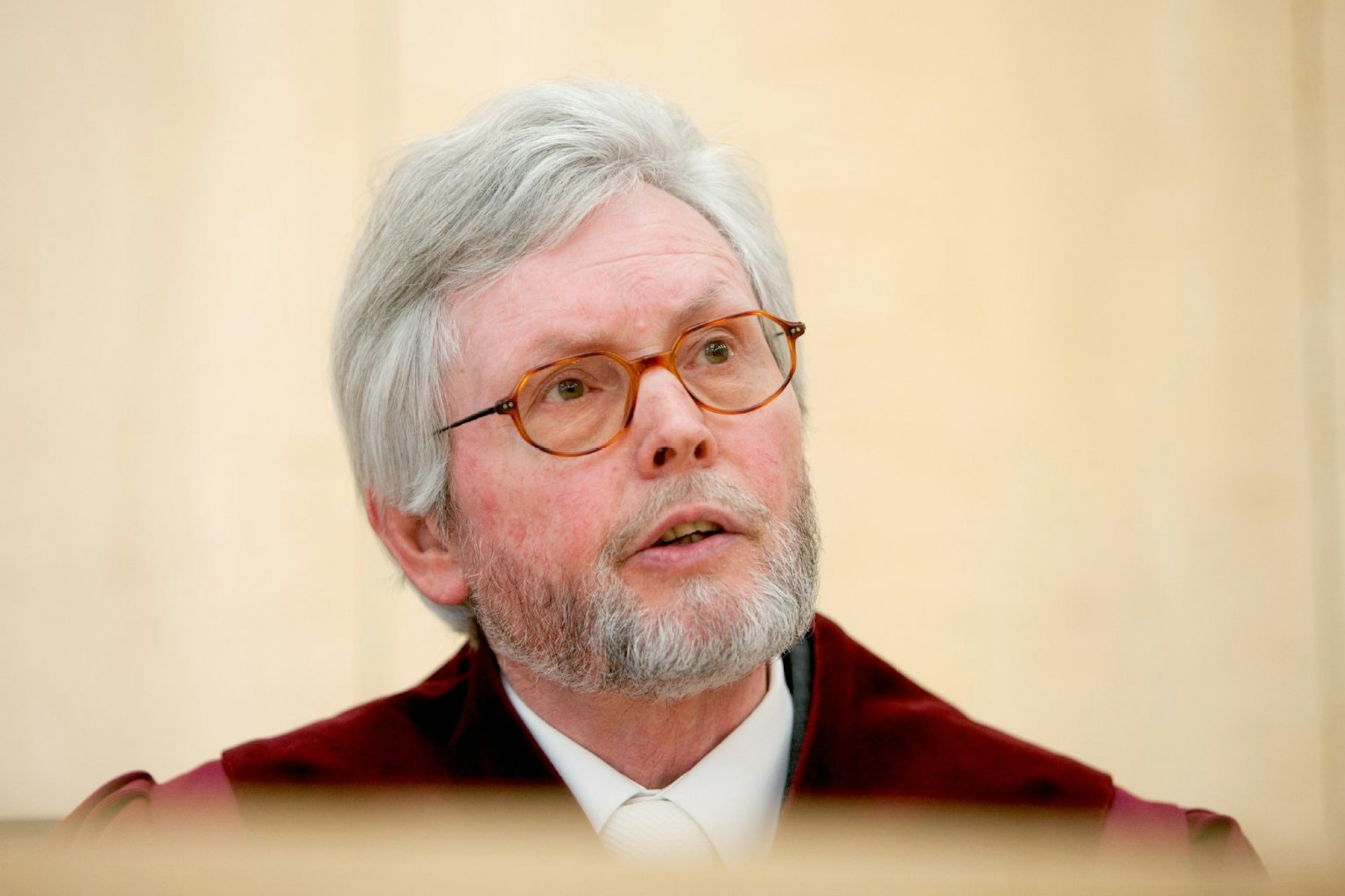 Michael Bertrams war von 1994 bis 2013 Präsident des Verfassungsgerichtshofs NRW. Er schreibt im „Kölner Stadt-Anzeiger“ über aktuelle Streitfälle sowie rechtspolitische und gesellschaftliche Entwicklungen.