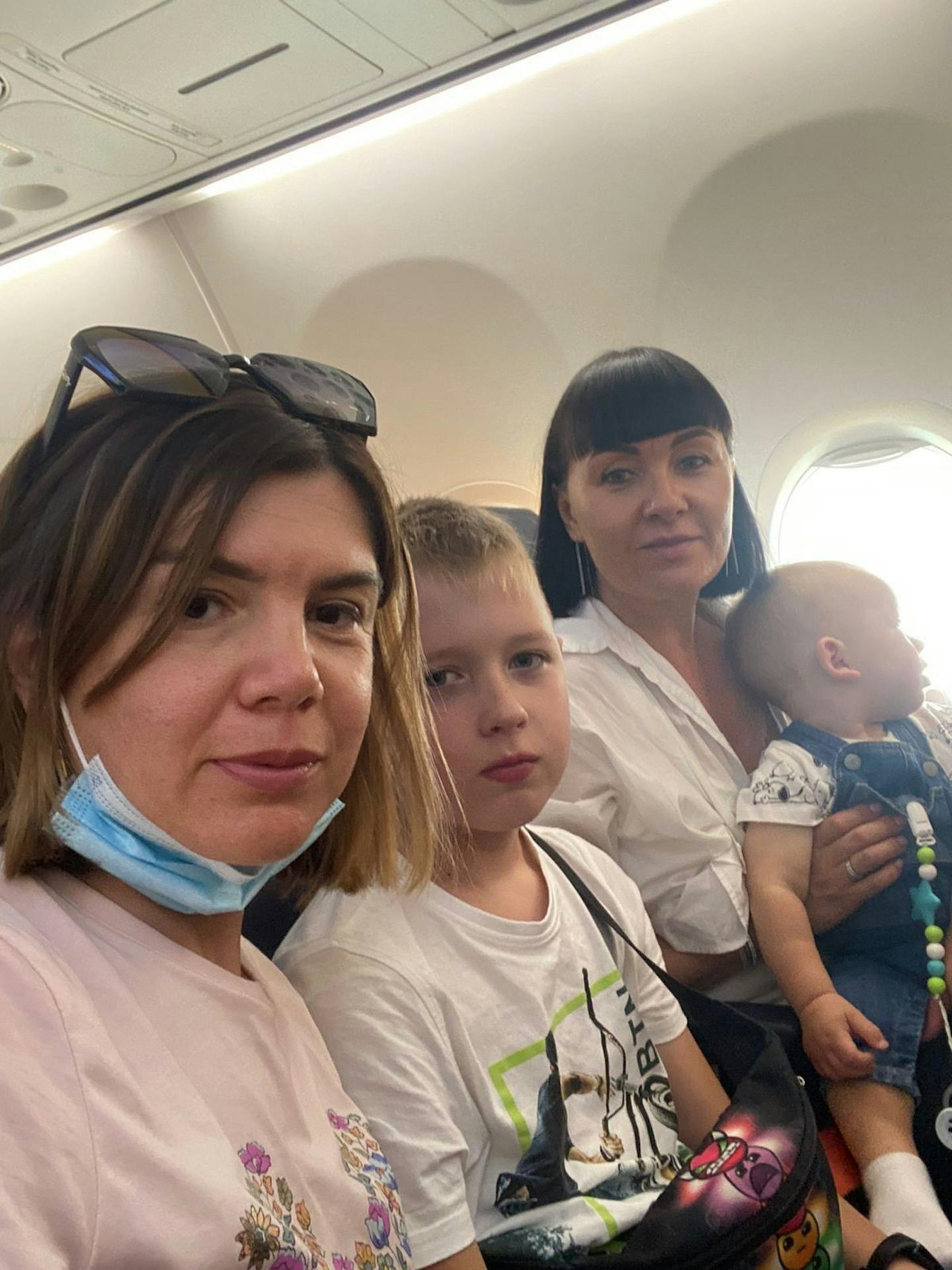 Im Flieger nach Polen ahnten Olena Ranska (l.) und Albina Nurkhametova mit ihren beiden Kindern nicht, was passieren wird.