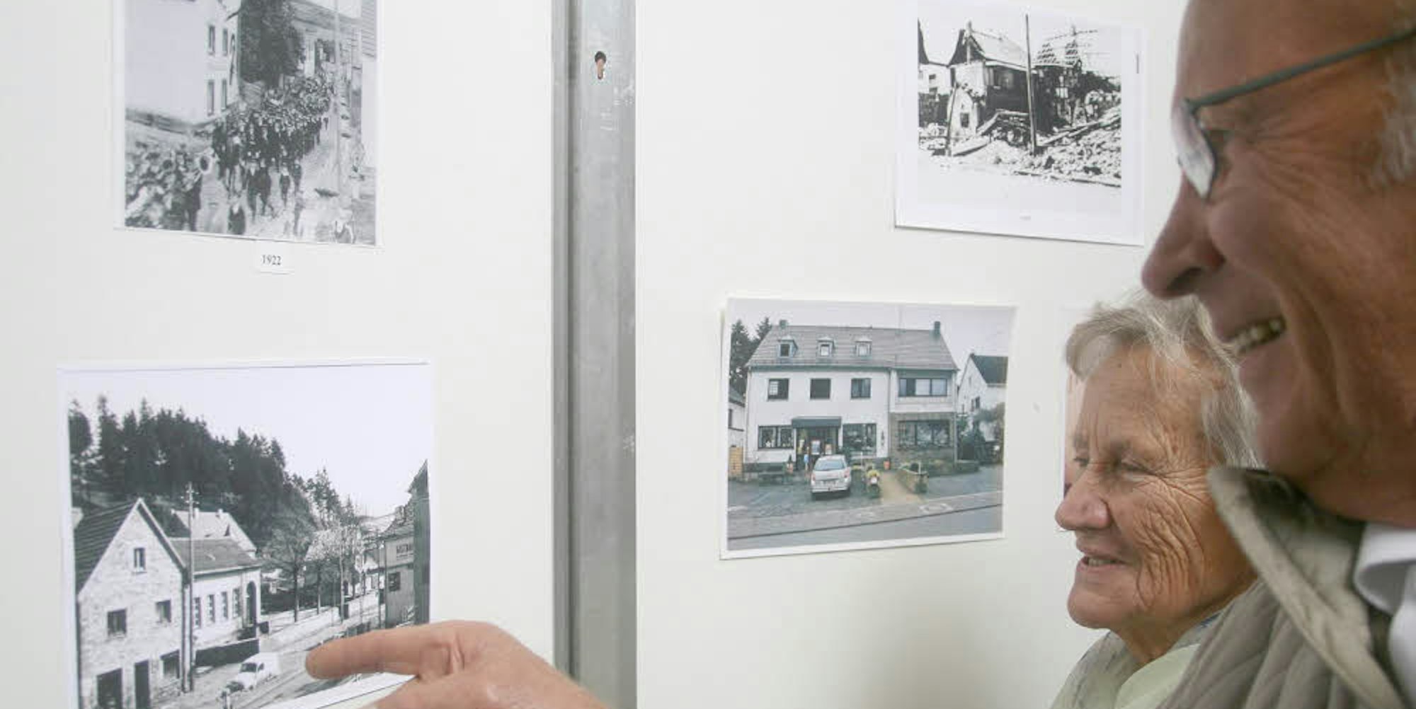 Da wurden Erinnerungen wach: Hilde Lambertz und Heinrich Hütter betrachteten die Fotoausstellung zur Dorfgeschichte.
