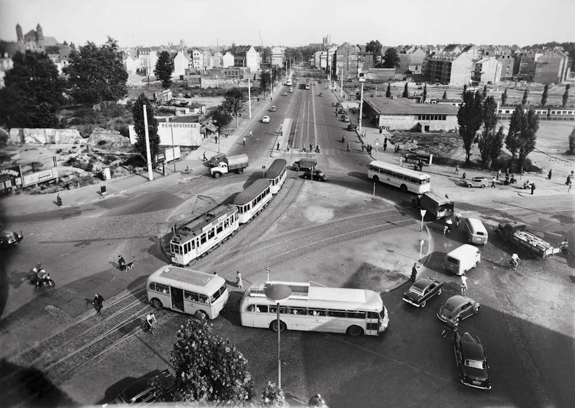 Kaum Verkehr: der Barbarossaplatz im Jahr 1955 mit Blick auf den Salierring