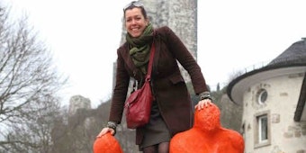 Anfassen ausdrücklich erwünscht: Künstlerin Bettina Meyer mit ihren „Two Forms“ auf dem Drachenfelsplateau.