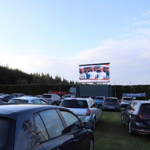 Vor dem Fußballtor parkt auf dem Udenbrether Sportplatz der Lastwagen mit der großen Leinwand.