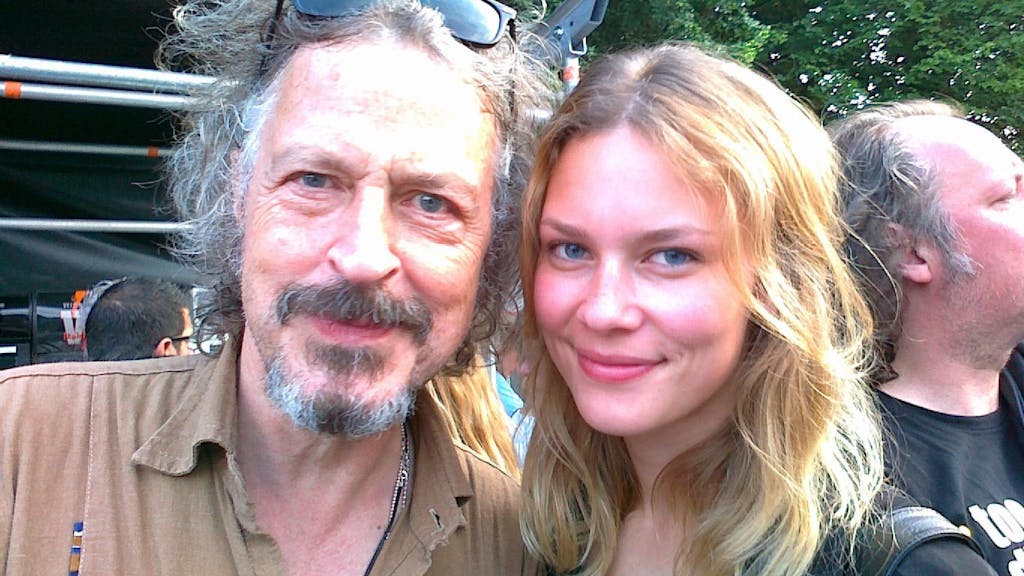 Stolzer Papa: Wolfgang Niedecken mit seiner bildhübschen Tochter Isis beim Dylan-Konzert.
